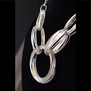 WOMEN’S INTERLOCKED CIRCLE NECKLACE IS LIKE NEW